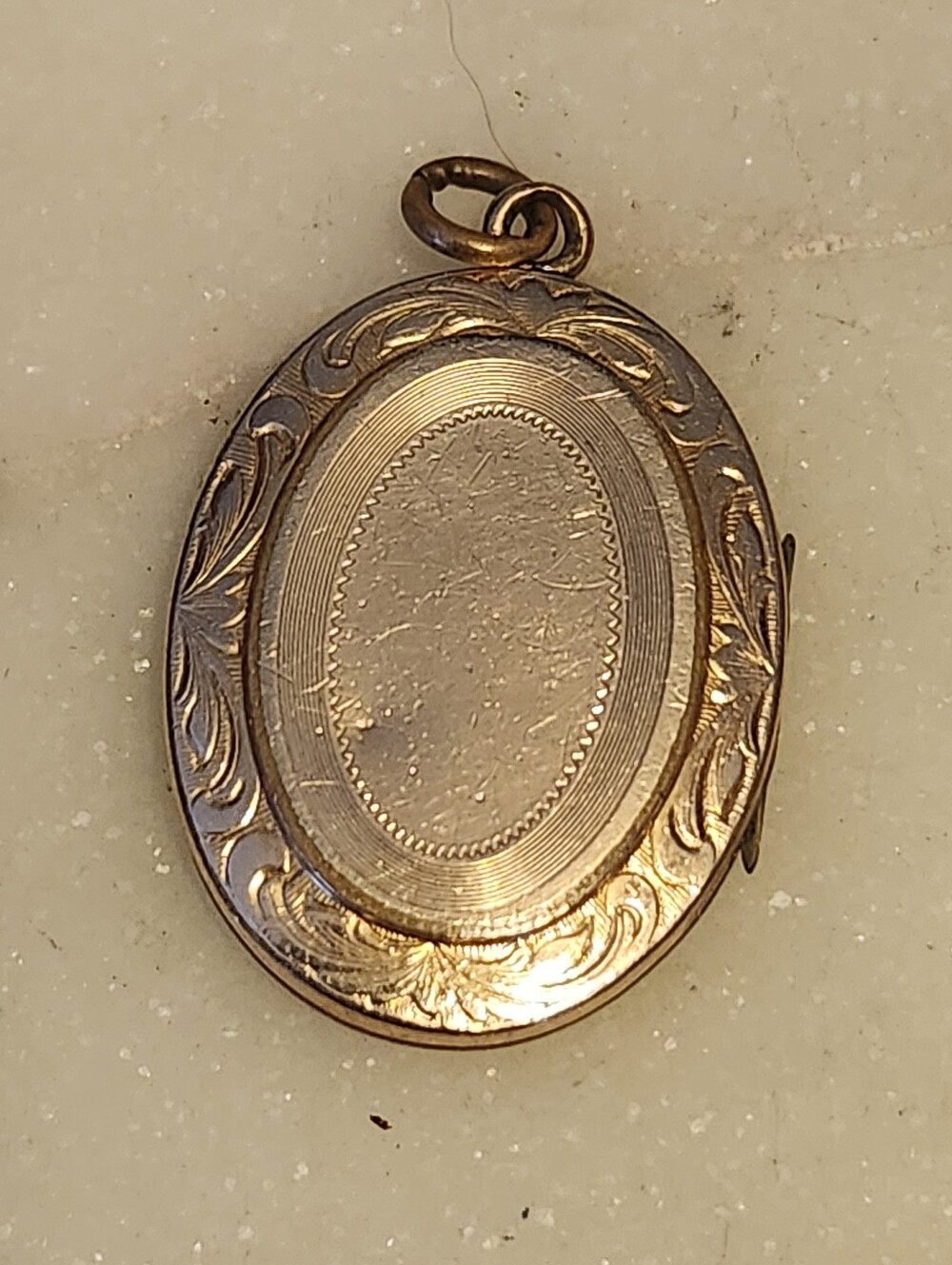 Vtg Classic Gold Tone Oval Locket Pendant